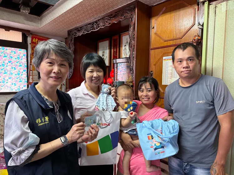 移民署基隆站結合基隆市政府兒少處共同訪視新住民及其子女。移民署提供
