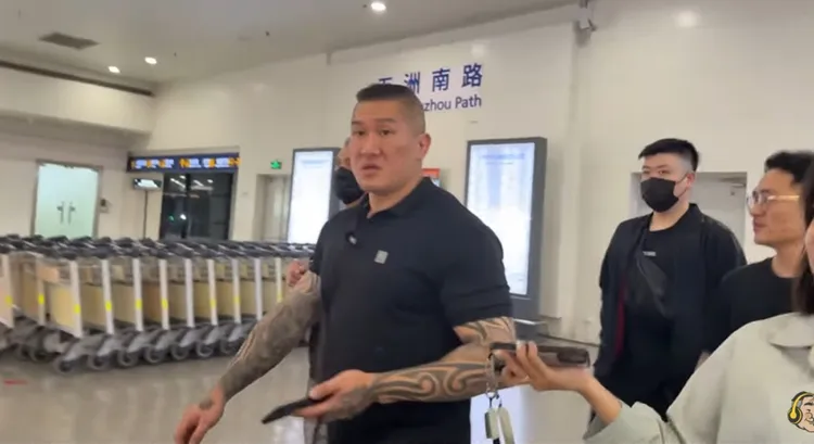 館長一抵達上海浦東機場就開啟直播。翻攝館長惡名昭彰YouTube