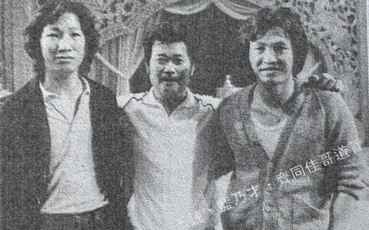 唐佳（中）首次執導電影《少林傳人》開鏡，王鍾（右）、藍乃才道賀。翻攝Wang Chung 王鍾 影視回顧臉書