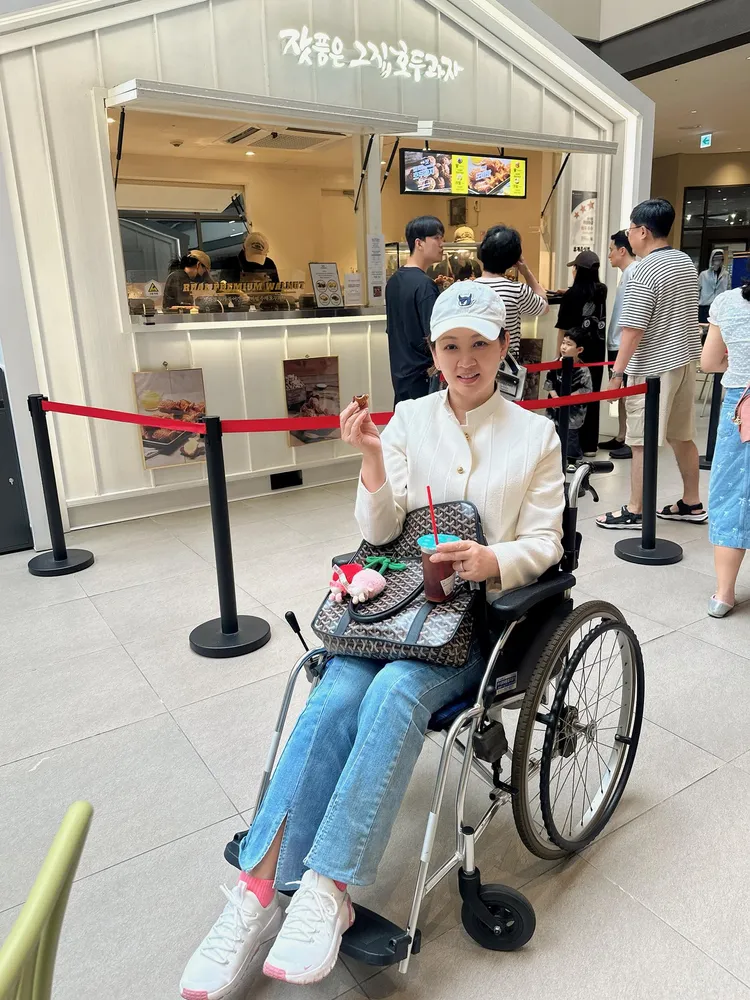 郁方在韓國景點品嘗點心。翻攝郁方臉書