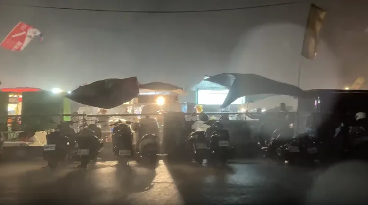 旱溪夜市突然颳起狂風暴雨，逛街民眾紛紛奔逃。翻攝threads/ yx.0301
