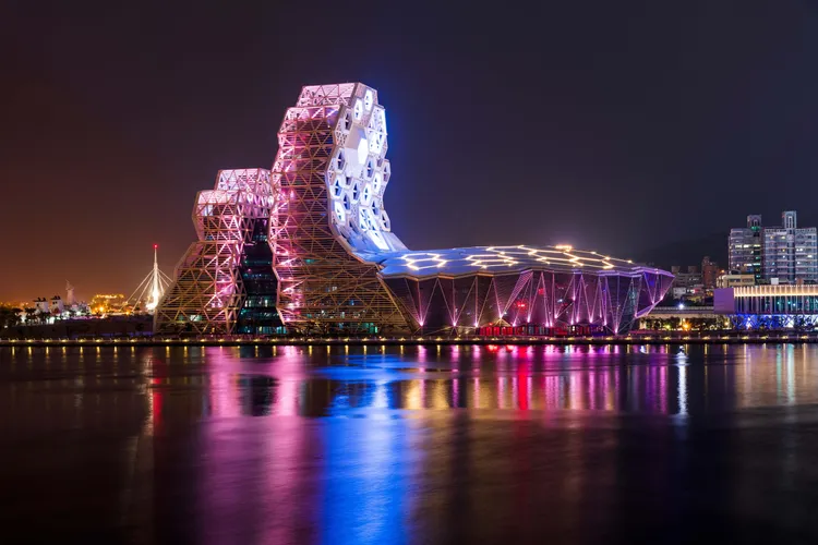 高雄其蓬勃發展的「演唱會經濟」吸引國際演出，進一步成為亞洲單晚住宿排行第8名。Agoda提供