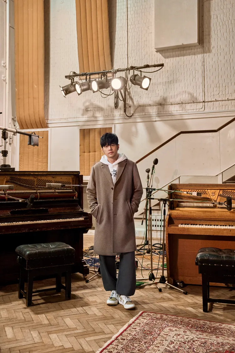 周杰倫的最新專輯正在錄製階段，新專輯還未推出就先送給粉絲這首旋律優美的「即興曲」。杰威爾音樂提供