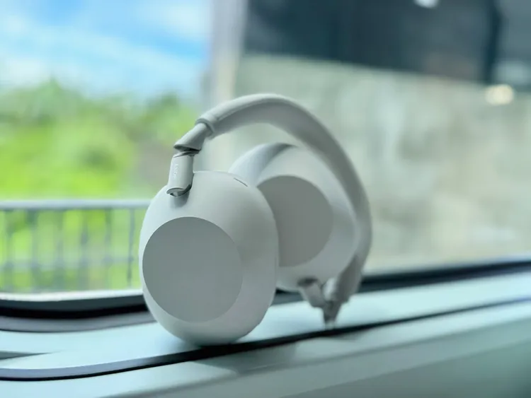 Sony WH-1000XM6加入折疊式設計將體積縮小。趙筱文攝