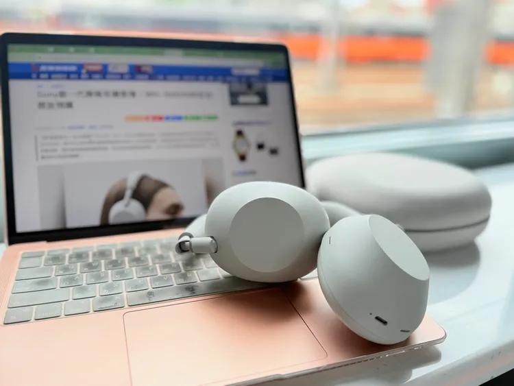 WH-1000XM6提供黑色、鉑金銀與深夜藍三色選擇。趙筱文攝