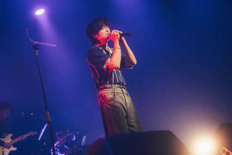 邱鋒澤在音樂上大秀迷人嗓音。原音娛樂提供