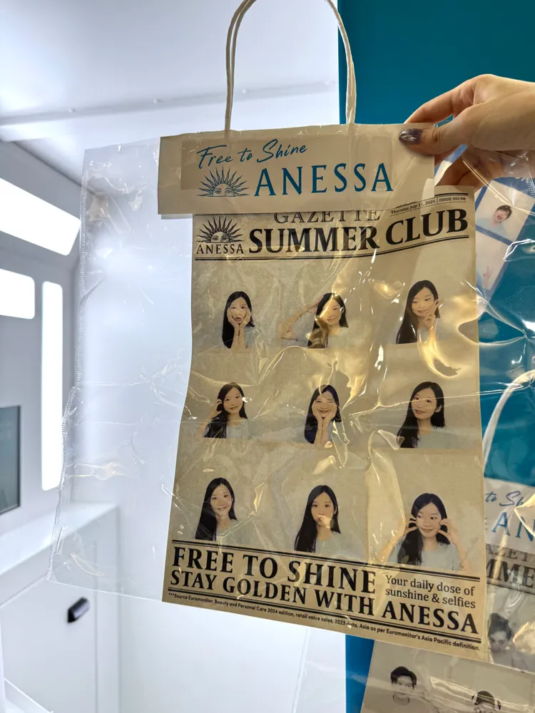 凡消費任一安耐曬產品，即可體驗夏季海邊書報攤拍貼照。張家玲攝