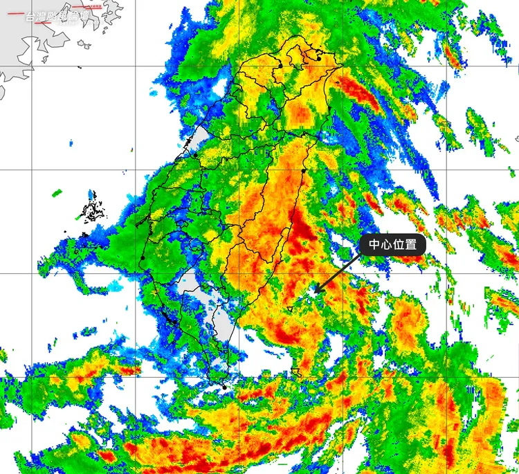 熱帶低壓94Ｗ飛奔中，旋轉中心變得相當明顯，有種颱風眼的感覺。翻攝自「台灣颱風論壇｜天氣特急」臉書
