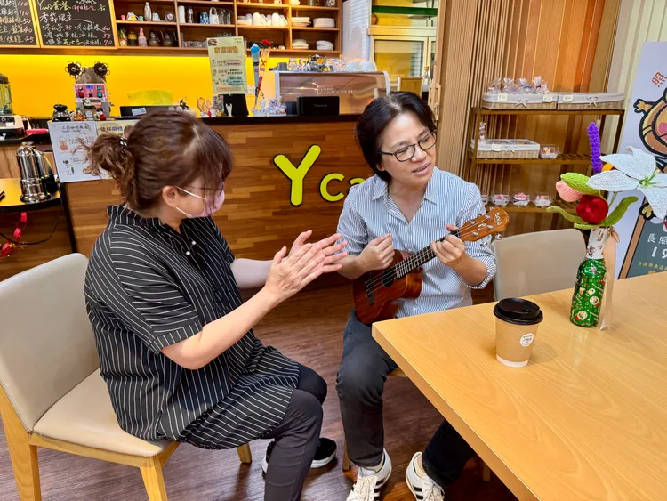 曾小語很喜歡在Y café的工作氛圍，有時陪伴長者與他們聊天，還會用音樂同歡。分署提供