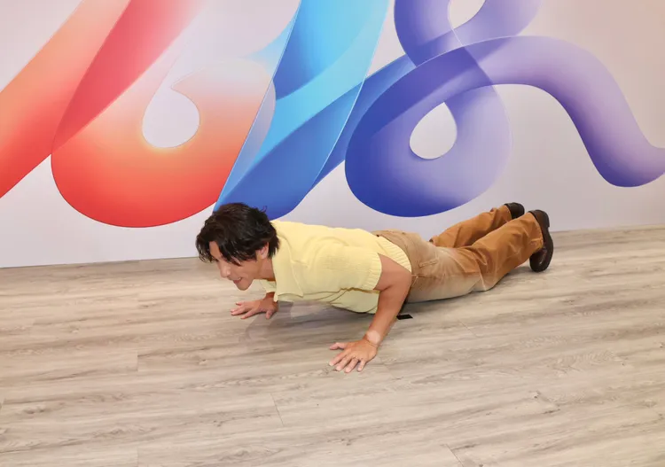 修杰楷在現場做伏地挺身。莊宗達攝影