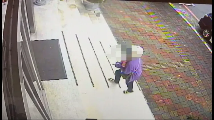 廖女到派出所報案，認出偷她腳踏車的竊賊也在所內報案。民眾提供