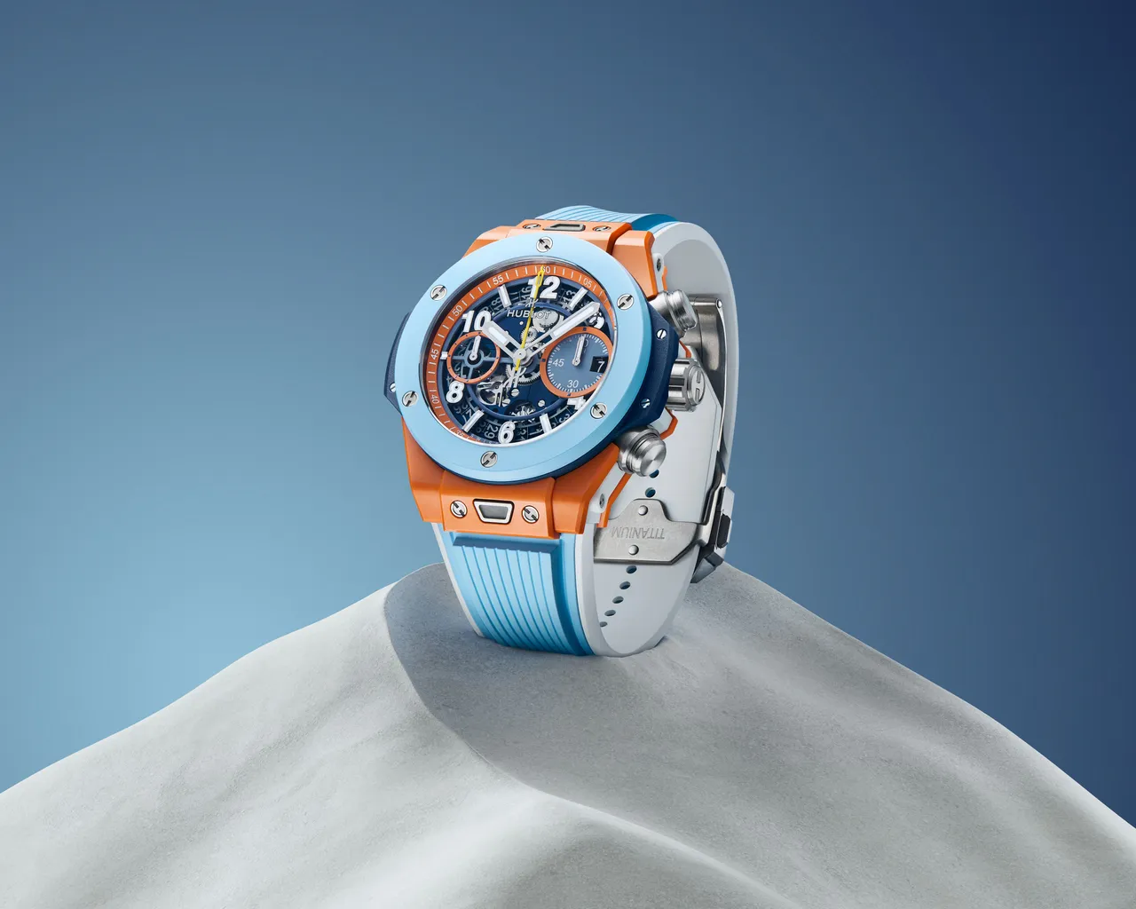 HUBLOT Big Bang Unico Summer雙彩陶瓷限量腕錶,43mm,微噴砂橘色陶瓷錶殼 ,霧面質感天空藍與橘色配色設計錶盤 ,天空藍與白色條紋橡膠錶帶,另附深藍與白色條紋橡膠錶帶、橘色與白色條紋橡膠錶帶 ,MHUB1280 UNICO自動上鍊飛返計時機芯 ,動力儲存72小時 ,防水深度100米,限量100只,96萬8000元。品牌提供