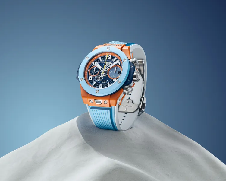 HUBLOT Big Bang Unico Summer雙彩陶瓷限量腕錶，43mm，微噴砂橘色陶瓷錶殼 ，霧面質感天空藍與橘色配色設計錶盤 ，天空藍與白色條紋橡膠錶帶，另附深藍與白色條紋橡膠錶帶、橘色與白色條紋橡膠錶帶 ，MHUB1280 UNICO自動上鍊飛返計時機芯 ，動力儲存72小時 ，防水深度100米，限量100只，96萬8000元。品牌提供 