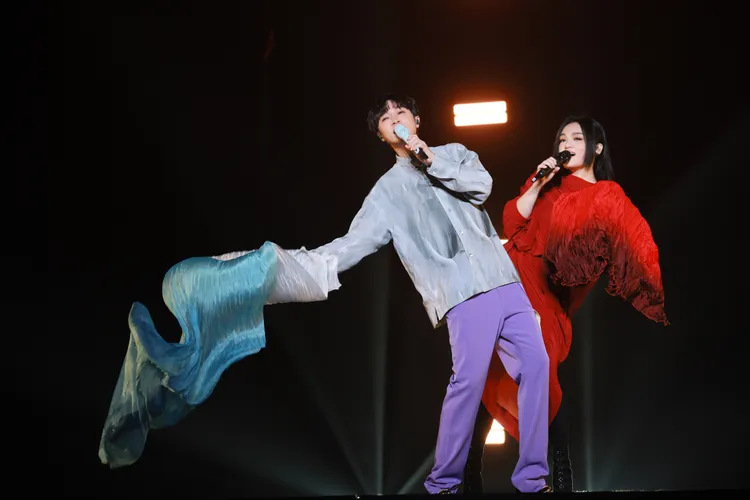 徐佳瑩（右）邀吳青峰舞扇，俗夠有力。亞神音樂提供