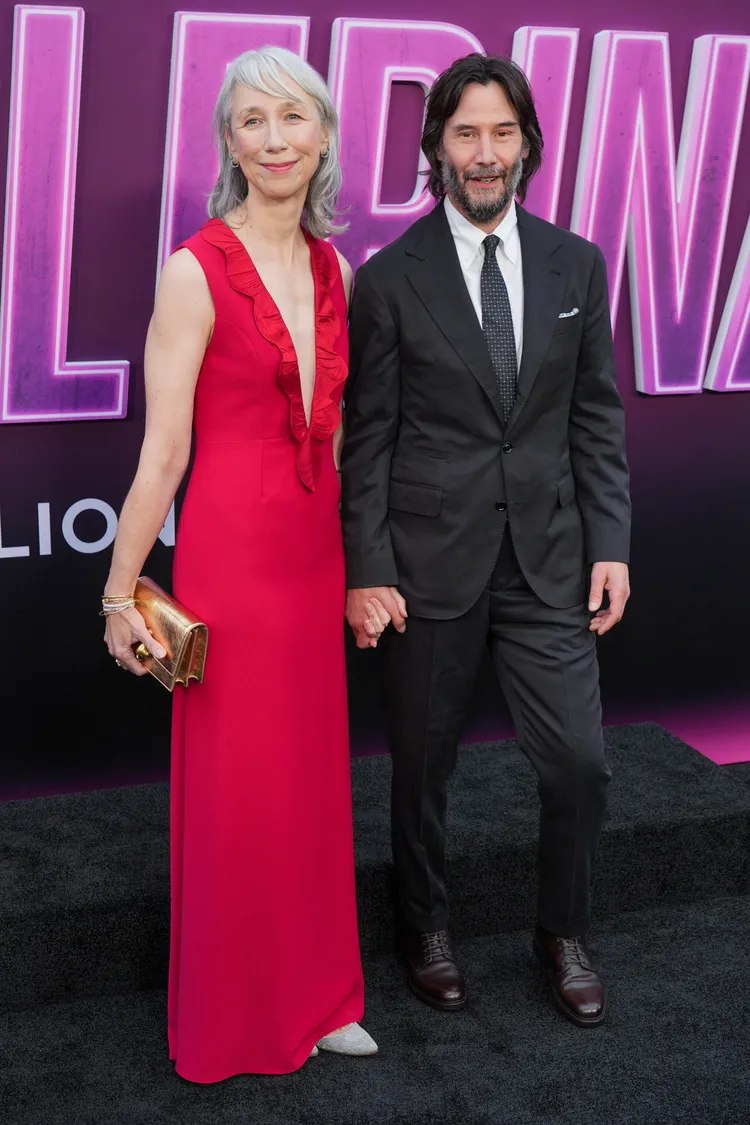 基努李維甜牽女友走紅毯。美聯社