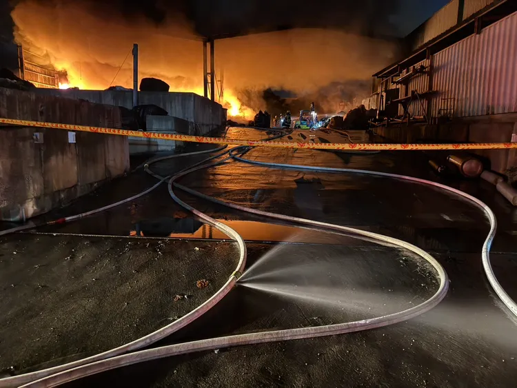 警消拉水線灌救。桃園市消防局提供