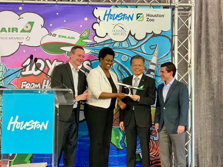 長榮航空回贈波音777-300ER飛機模型。右起為休士頓旅遊局（Houston First）總裁 Michael Heckman、長榮航空總經理孫嘉明、休士頓副市長Martha Castex-Tatum、休士頓機場系統總監 Jim Szczesniak。莊偉祺攝