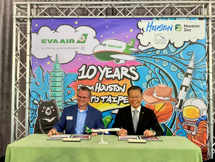 休士頓動物園副園長Kevin Hodge（左）與長榮航空總經理孫嘉明（右）簽署致贈大羚羊運送合約。莊偉祺攝