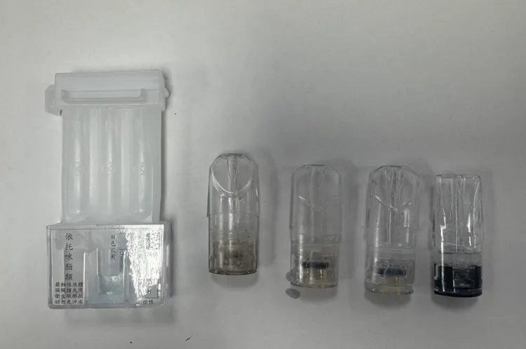 警方從車內查扣二級毒品依托咪酯煙彈5顆(其中4顆已施用完)證物。翻攝畫面