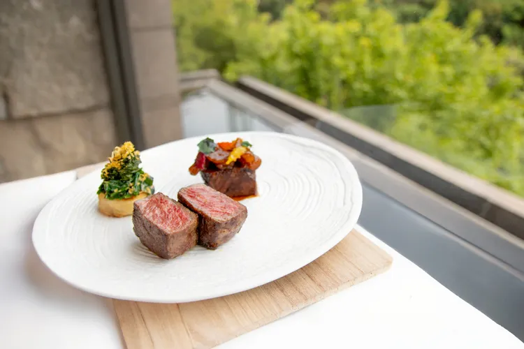 主菜「澳洲M8和牛肋眼」可一次品嚐兩種頂級和牛。北投麗禧提供