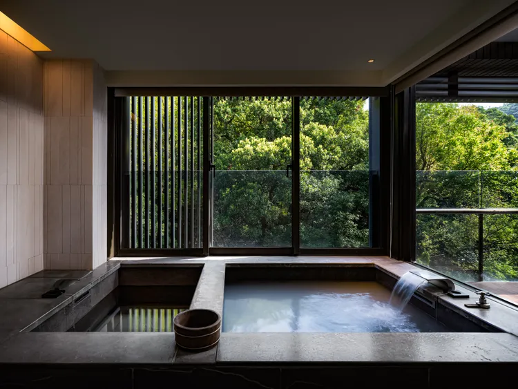 飯店每間客房皆有觀音石冷、熱溫泉湯池可使用。北投麗禧提供