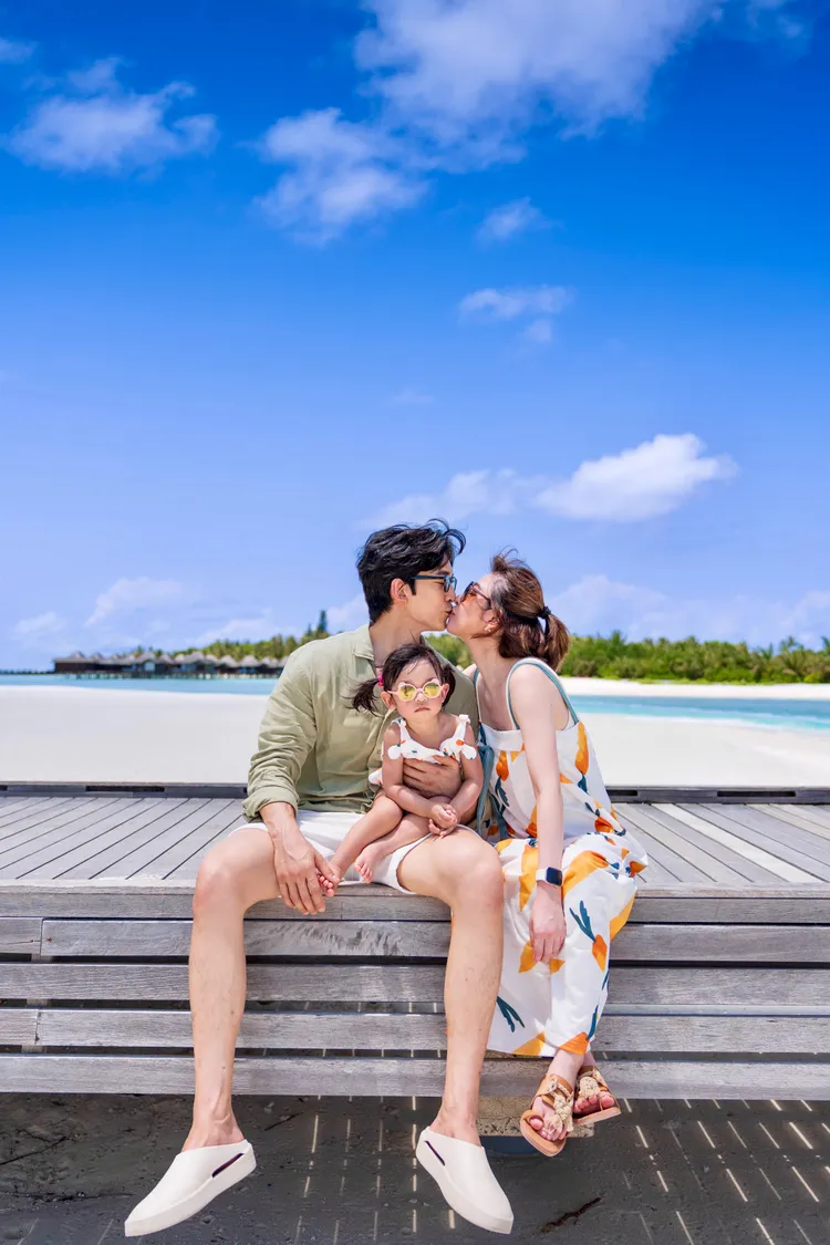 一家三口回到別具意義的馬爾地夫度假。維恩原創提供