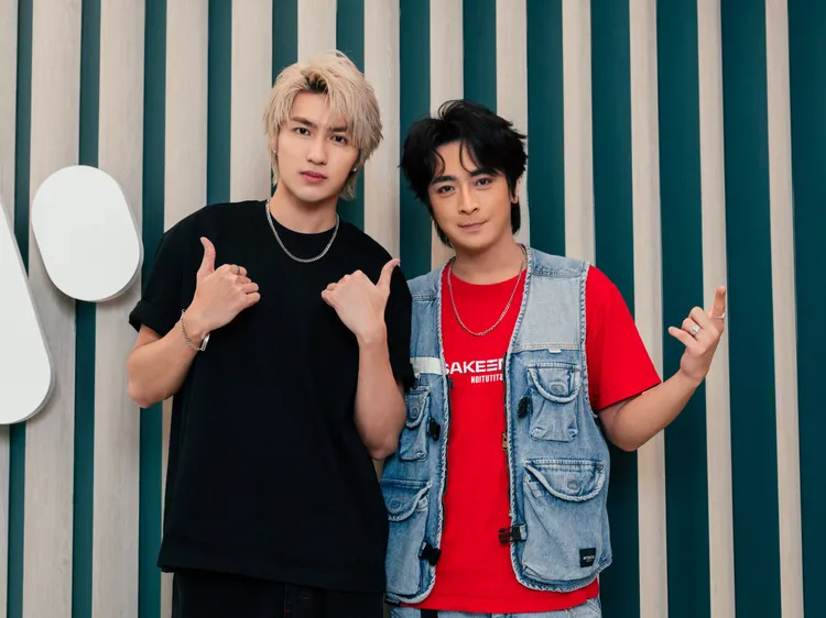 薛恩（左）推出新歌！Toro（右）指點唱跳技巧華納音樂提供