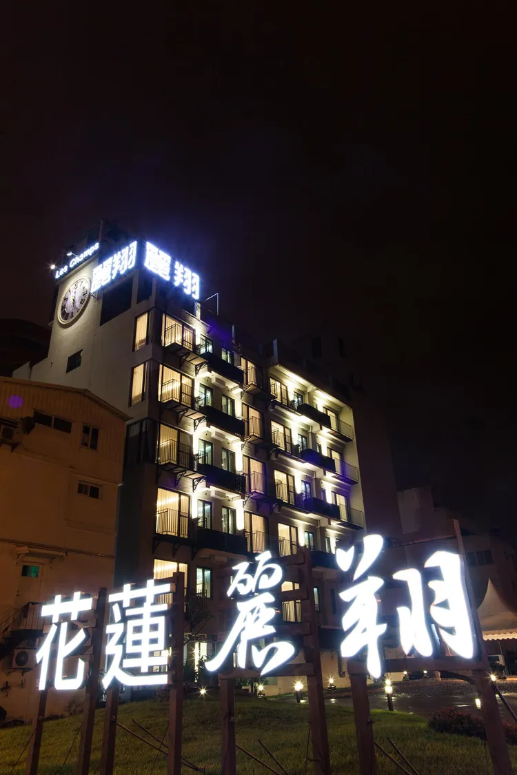 位於東大門夜市旁的麗翔飯店往年暑假幾乎客夜晚滿燈火通明。翻攝 麗翔飯店粉絲頁
