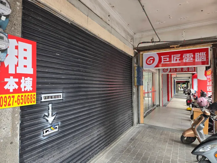 市區精華區店面關門貼租。李光濱攝