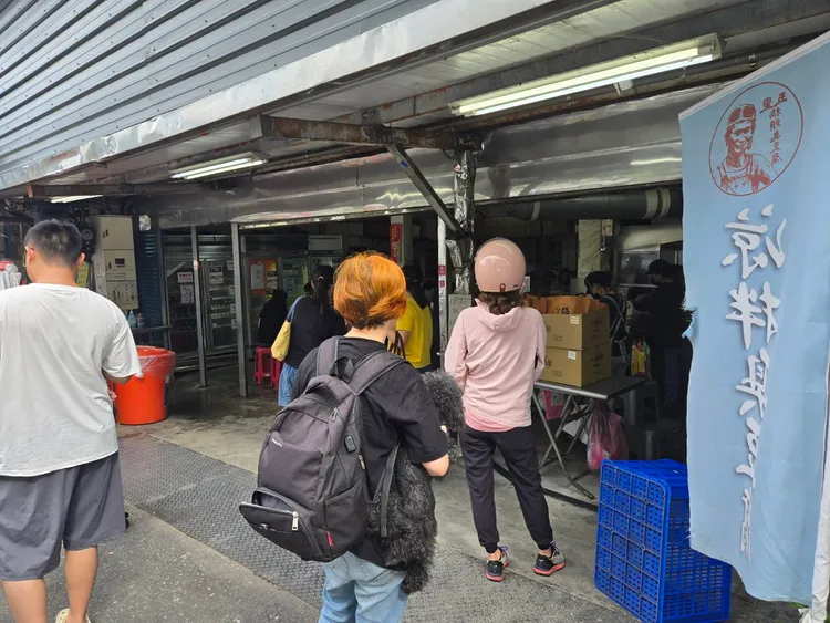 玉里橋頭臭豆腐排隊人潮不多，不用20分鐘就能用餐。李光濱攝
