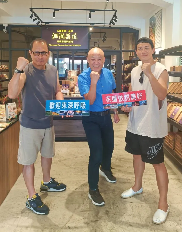 藝人艾偉、陳志強地震後幫花蓮名產店加油打氣。劉瑞祺提供