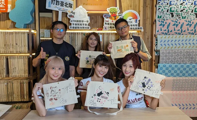 女警吳欣亞（後排中）去年參與分局打詐活動，與樂天啦啦隊合影。翻攝自大稻埕波麗士