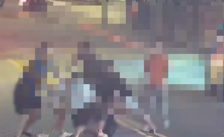 雙方在大街上鬥毆。警方提供