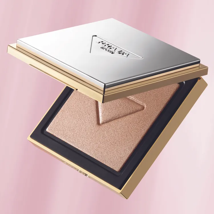 PRADA原生稜光打亮盤，3200元。品牌提供