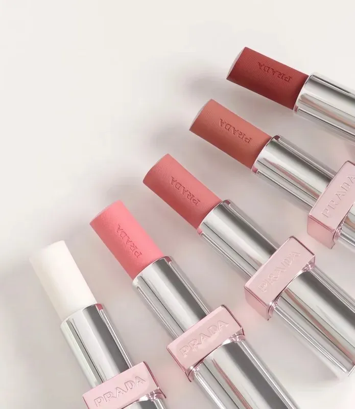 PRADA原生稜光水唇膏，各1650元。翻攝小紅書