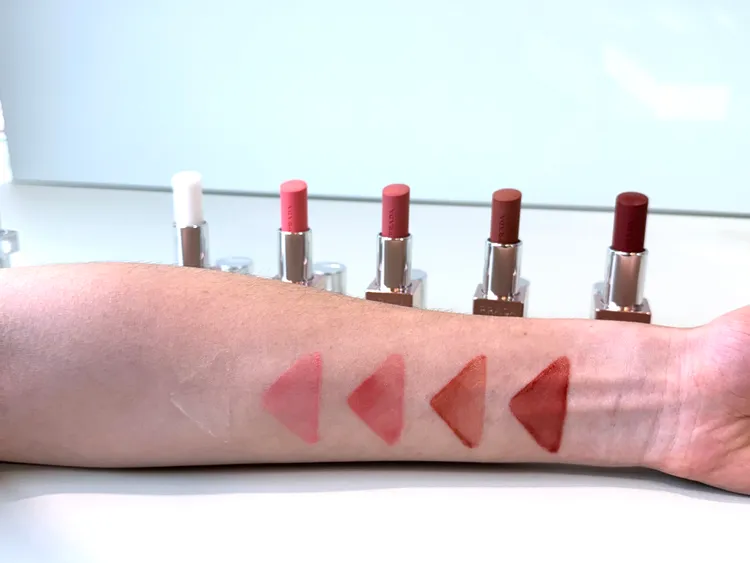 PRADA原生稜光水唇膏手部試色。張家玲攝