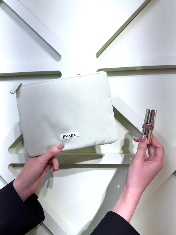 即日起至6月30日，於全台PRADA專櫃或官網購消費滿8000元，則可獲贈「PRADA唯我化妝包」。張家玲攝