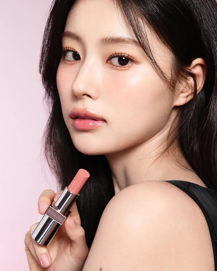 PRADA原生稜光水唇膏綻放動人水光。翻攝IG