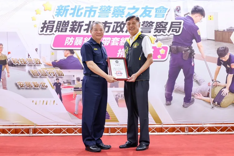 廖訓誠頒發感謝狀予警察之友會理事長黃志彰。警方提供