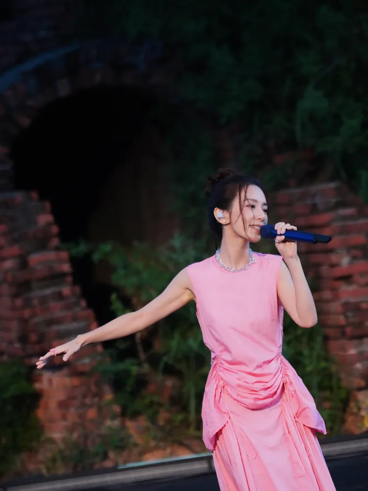 田馥甄演唱之餘還抽空去踏浪放鬆。何樂音樂提供