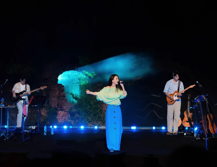 田馥甄戶外開唱，衣服被汗浸濕。何樂音樂提供