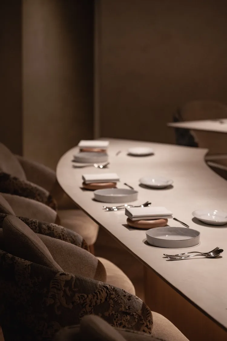 Li.nu空間座席，吧台18位、包廂8位、餐桌4位。業者提供