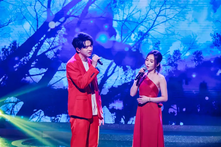 《綜藝一級棒》(左起)李子森、杜忻恬合唱天黑黑。中視提供