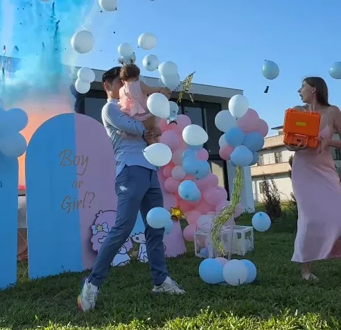 一堆藍色氣球飄出，代表佳娜懷的是男娃。翻攝祖雄IG