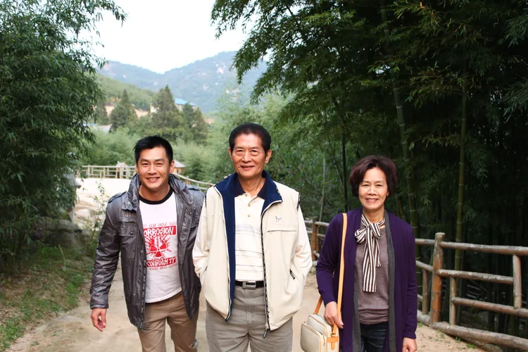 珍惜與家人相處時光，沈世朋（左）與父親（中）生前出遊爬山。年代提供