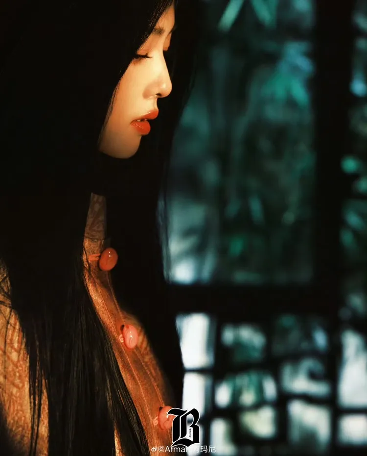 白鹿穿著Emporio Armani 2025春夏系列的粉金緹花套裝。翻攝《Barbes》微博