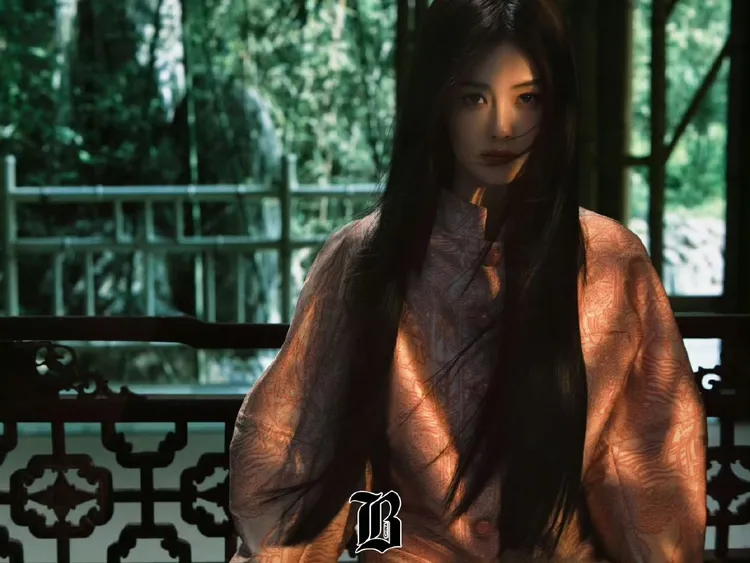 白鹿以Emporio Armani粉金緹花套裝穿出又美又颯的風格。翻攝《Barbes》微博