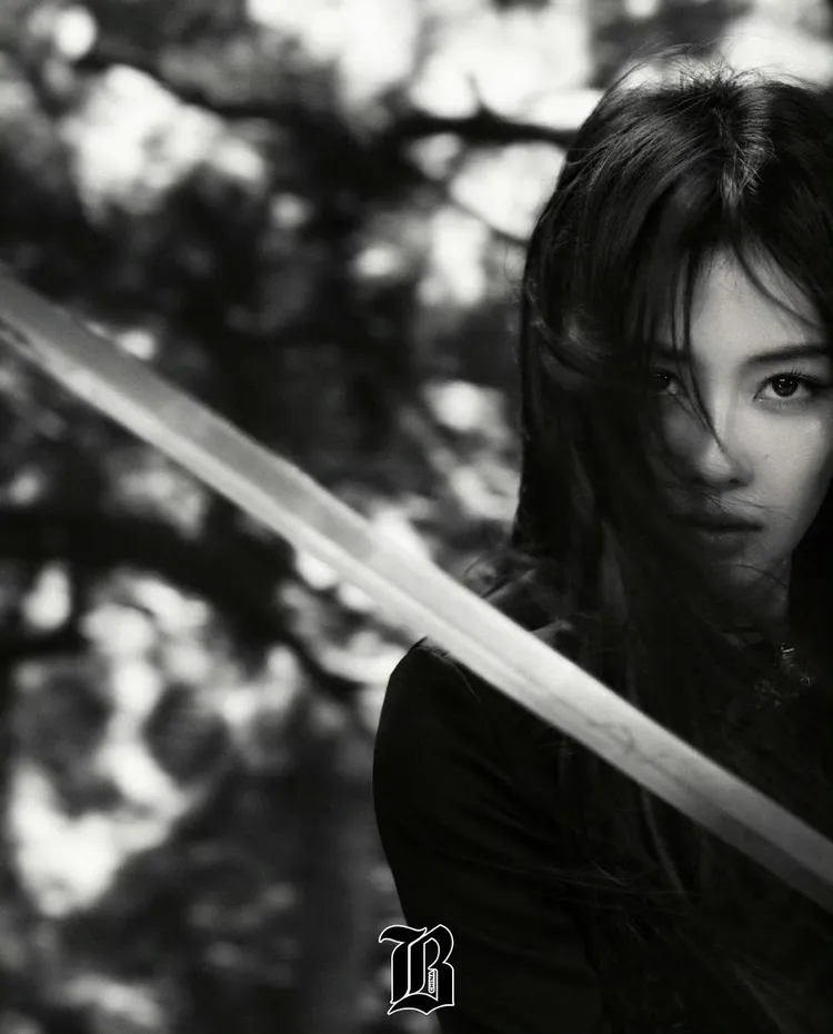 白鹿此次登峰封演繹新中式俠女主題。翻攝《Barbes》微博