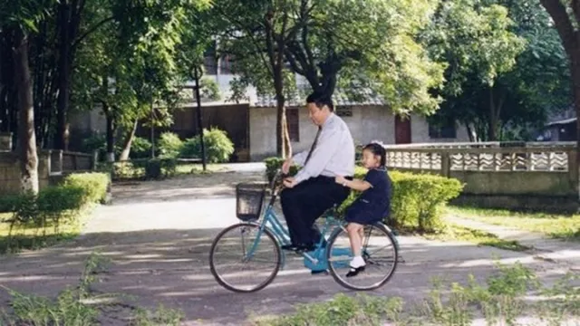 中國國家主席習近平騎單車載獨生愛女習明澤。路透社