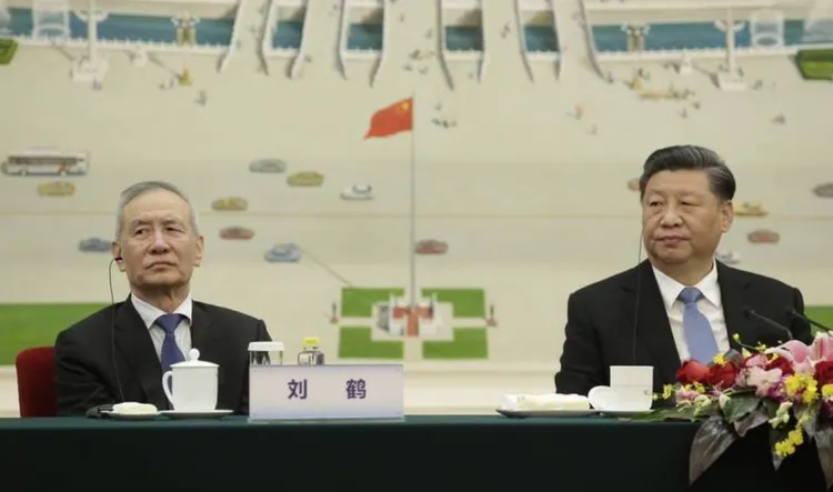 曾是習近平（右）左右手的劉鶴畢業自哈佛大學甘迺迪學院。路透社資料照片